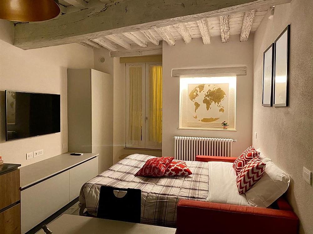 Classy Apartment in the heart of Montepulciano (115 sqm) smartway bedroom red