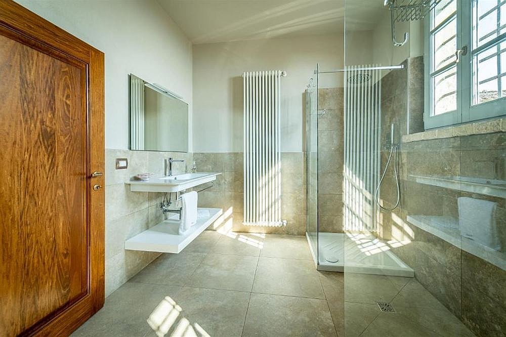 Historical Renaissance Palace Smartway bathroom