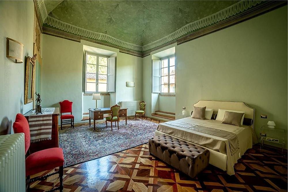 Historical Renaissance Palace Smartway bedroom window