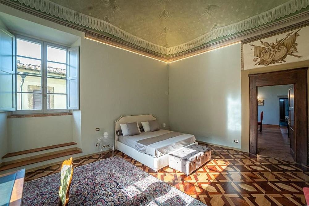Historical Renaissance Palace Smartway bedroom