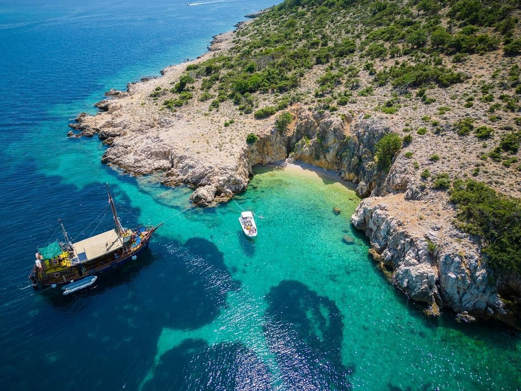 Waves of Teamwork: Pirates of Sardinia