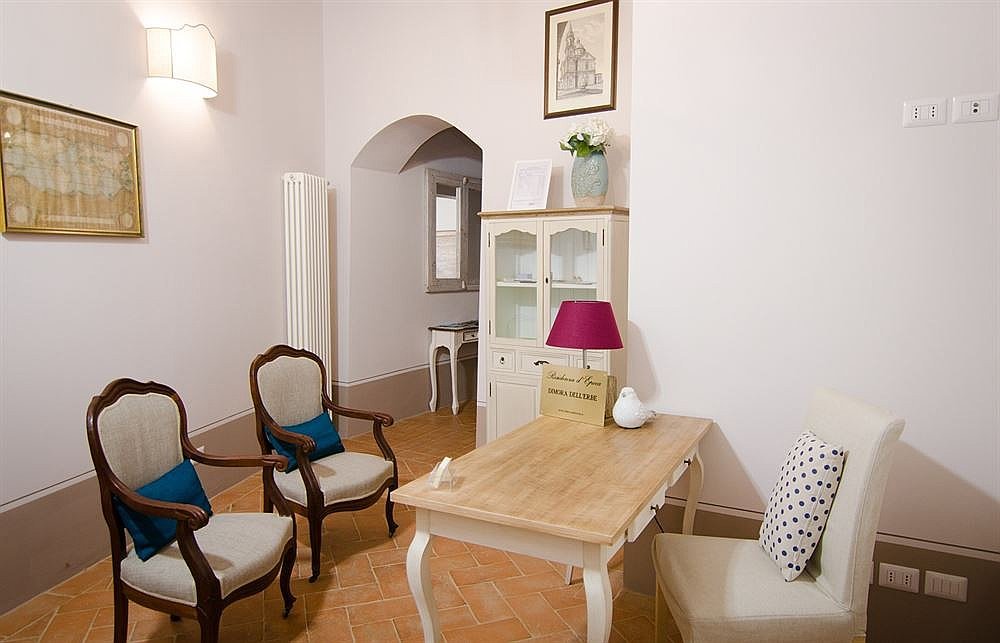 Posh Penthouse in Tuscany smartway livingroom table