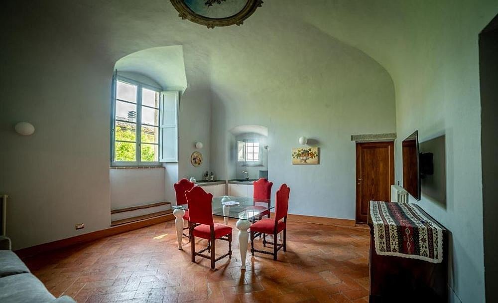 Historical Renaissance Palace Smartway living room table and chairs