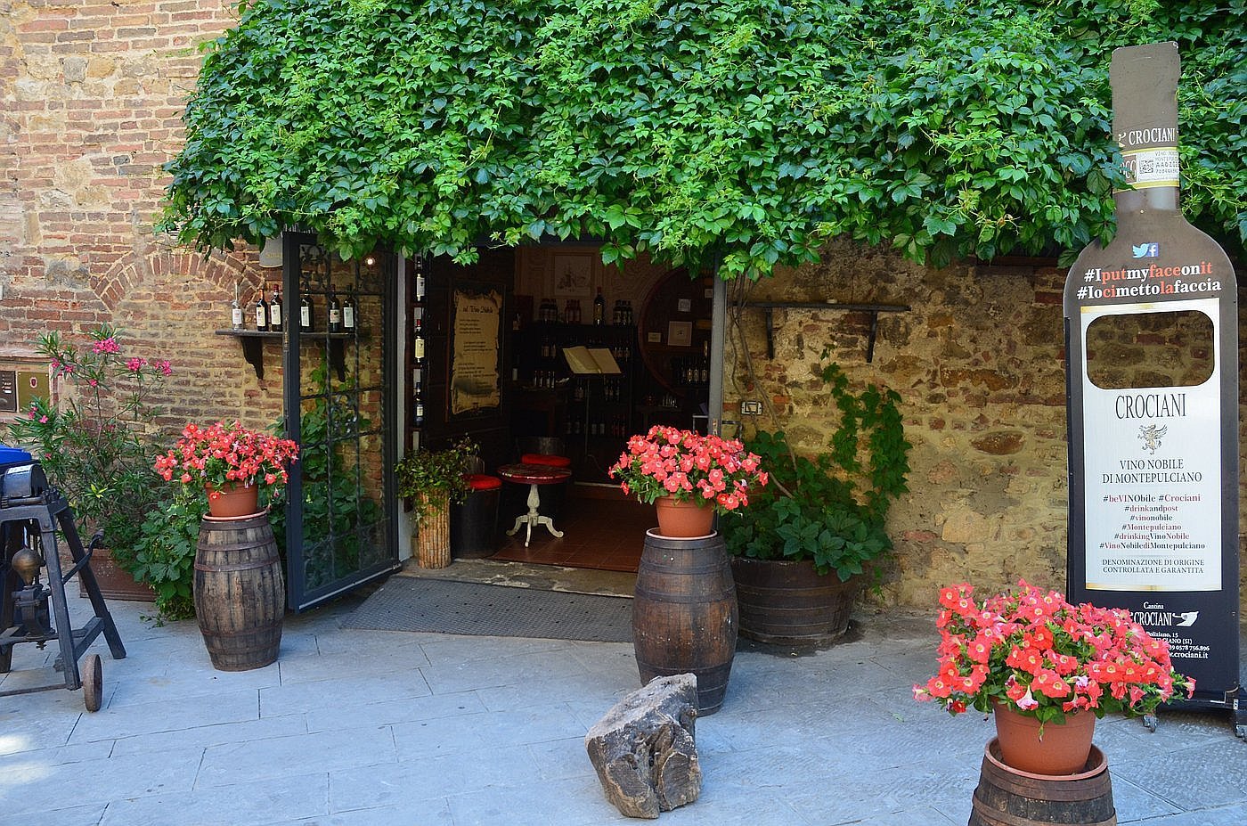 the-entrance-of-cantina