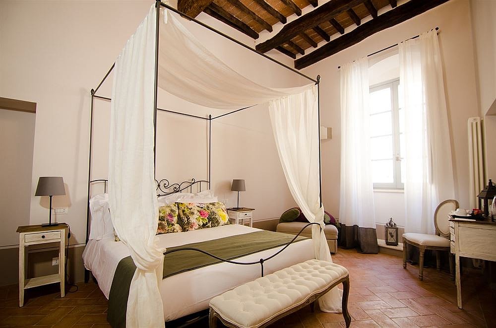 Posh Penthouse in Tuscany smartway bed