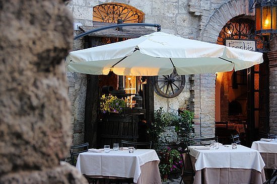 tavoli-in-piazzetta-durante